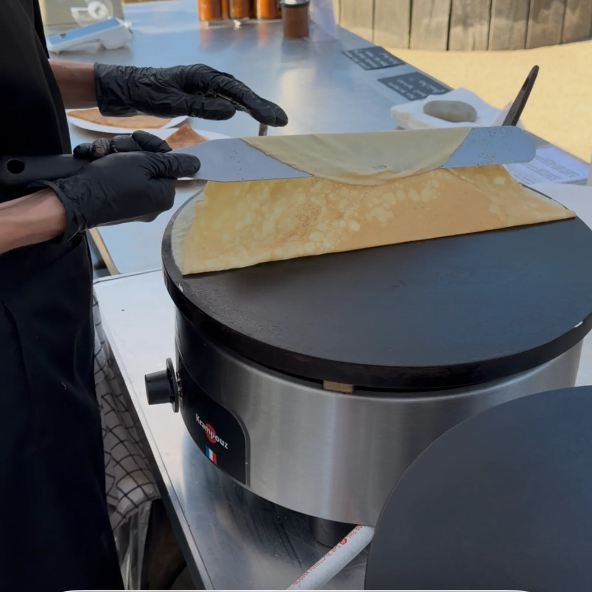 Crêpe sucrée fine préparée à la demande lors d’une animation