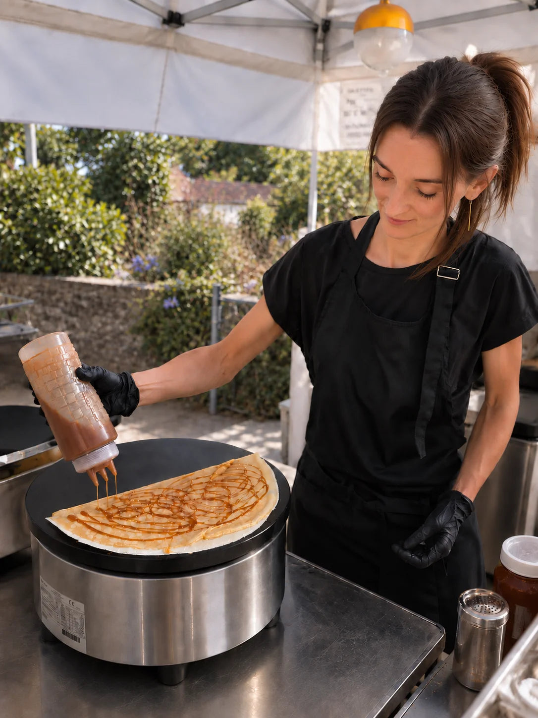 Crêpière préparant une crêpe minute sur billig lors d’un événement dans le Morbihan